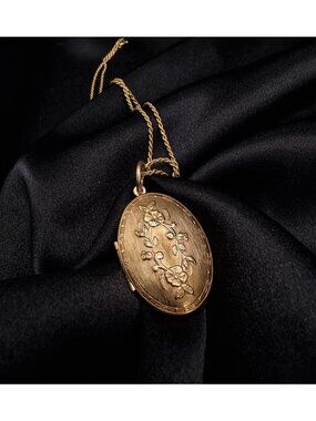 Floral Gold Tone Oval Locket Pendant With Chain